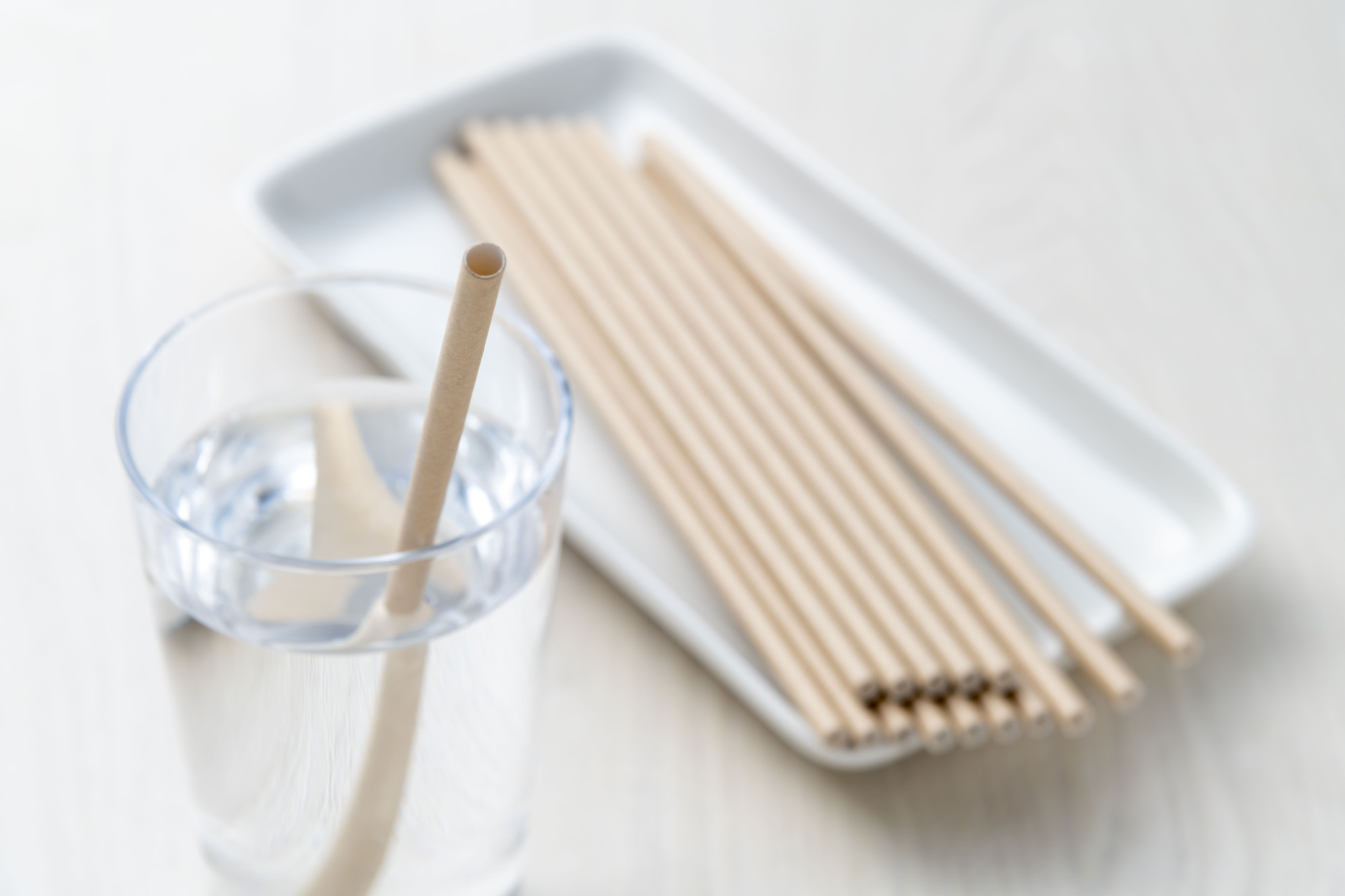 正の屈折率を表したストローとコップ