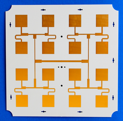 <p>図7: 作製したパッチアレイと給電回路</p>